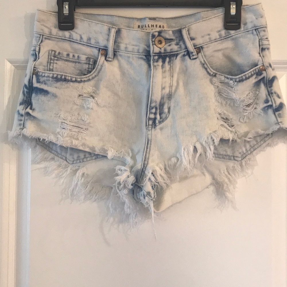🦋 High waisted, frayed acid wash denim hot shorts - Picture 2 of 3